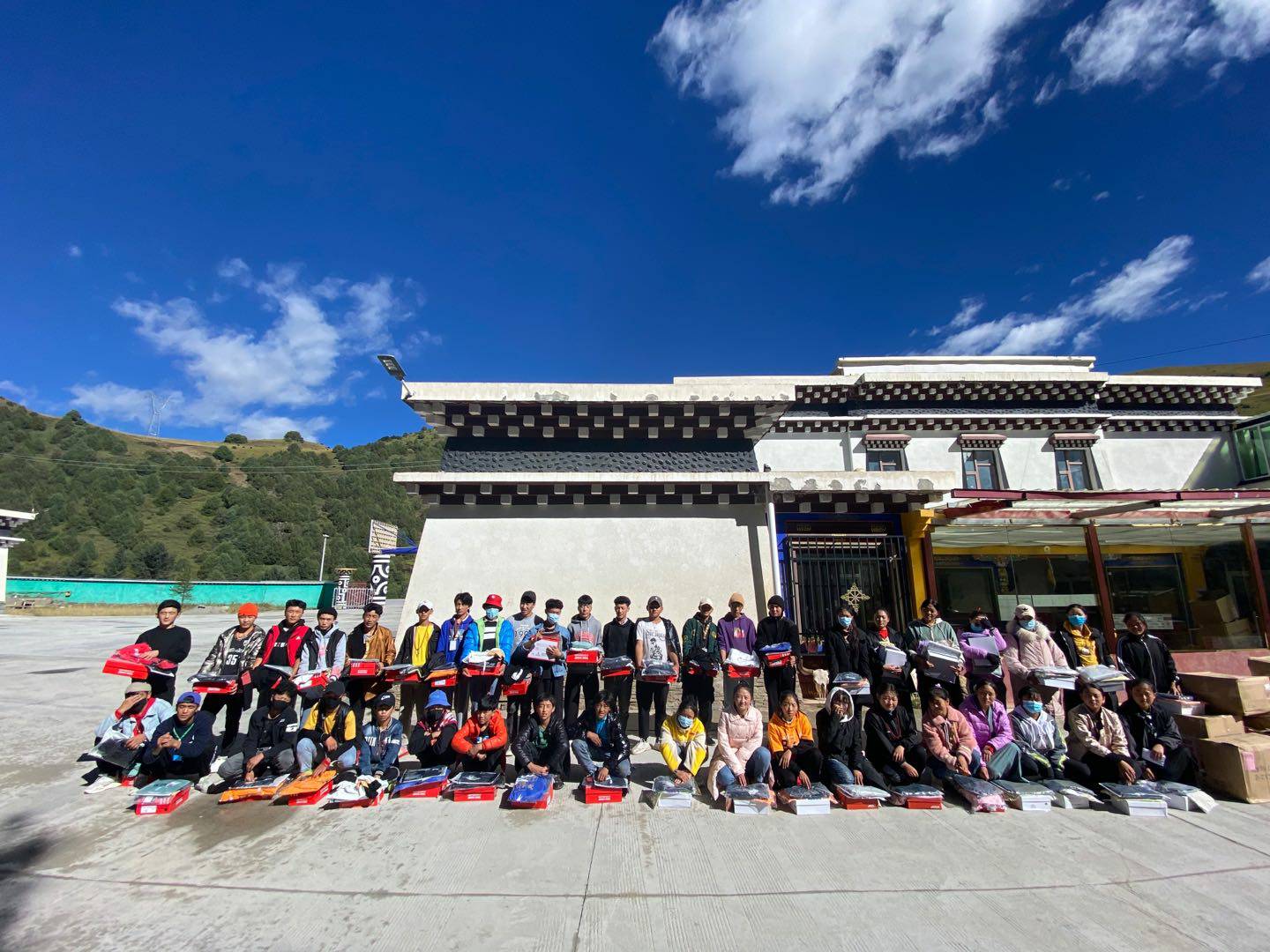 大连黄杰个人护理服务有限公司公益回顾丨家国同欢月同圆 温暖满载甘孜州(图8) 大连黄杰个人护理服务有限公司公益回顾丨家国同欢月同圆 温暖满载甘孜州(图8)